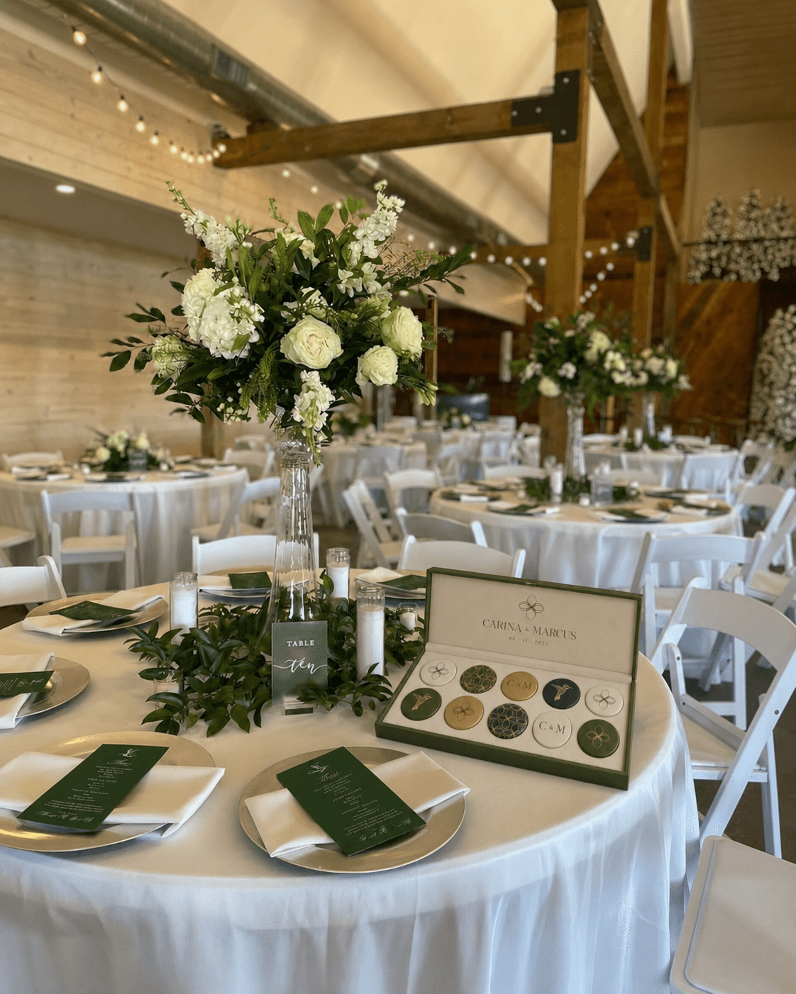 Bottons Memmoria apresentados sobre uma mesa de casamento